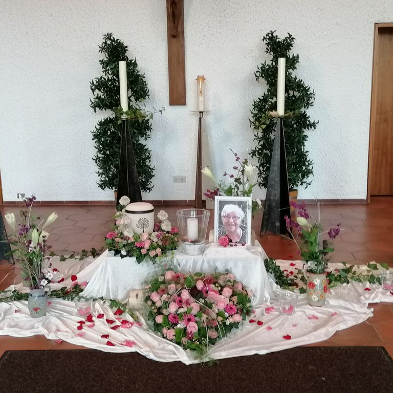 Blumenschmuck bei der Beerdigung in der Halle.