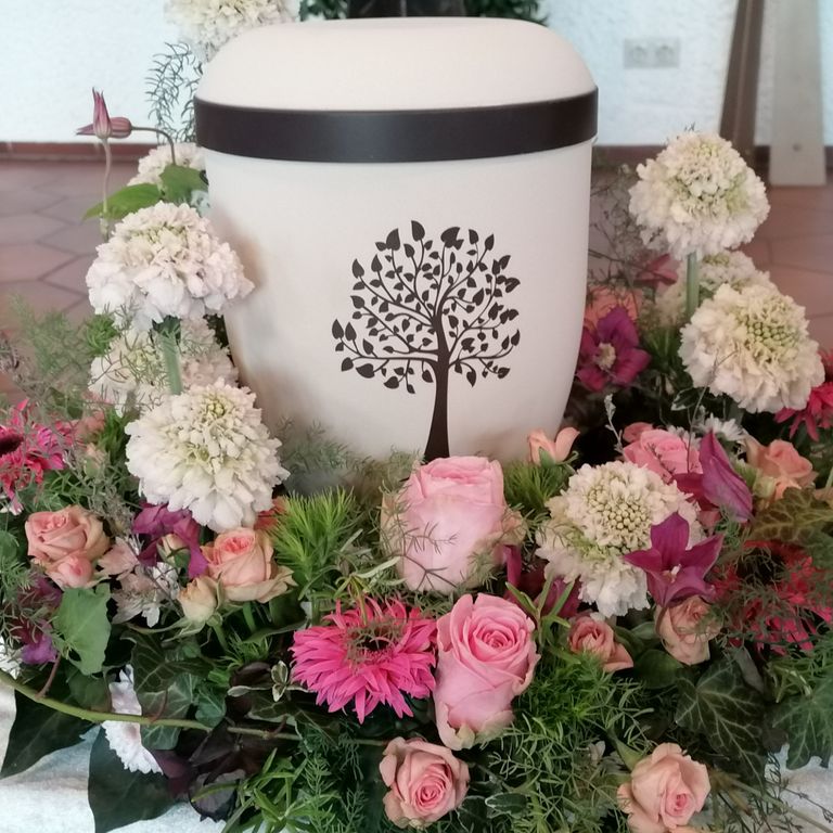 malsch-blumen-trauerbegleitung-hupfer-floristik-urne